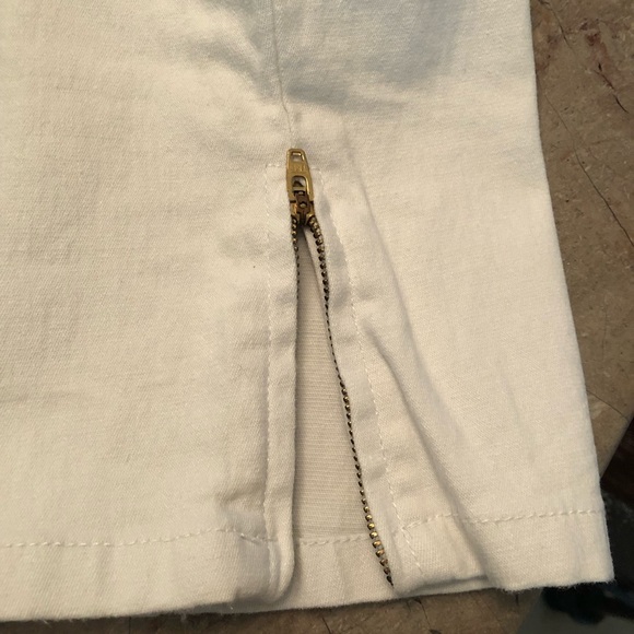 Jeans, DG2 White Stretch Skinny Jeans with ankle zippers and gold accent… - Picture 12 of 16